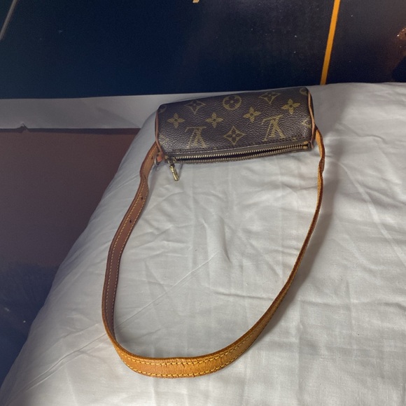 Small Louis Vuitton round bag longer strap great for a night on the town - Picture 6 of 6